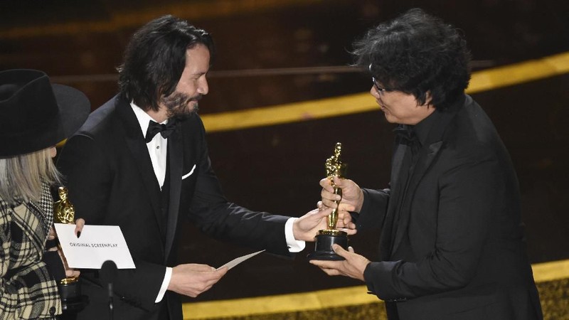 Film 'Parasite' Membawa Pulang 4 Piala Oscar 2020, jadi film pertama Korea Selatan Bahkan Asia yang sukses menangkan Piala Oscar 2020 di kategori Best Picture.