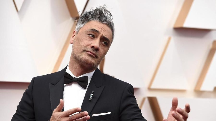 Sutradara pemenang Oscar 2020 lewat film Jojo Rabbit, Taika Waititi melayangkan kritik soal keyboard Apple.