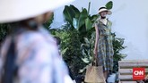Topi-topi jerami bertepi lebar dan beach bag anyaman melengkapi koleksi ini, membuatnya koleksi musim panas yang ideal. (CNN Indonesia/Andry Novelino)