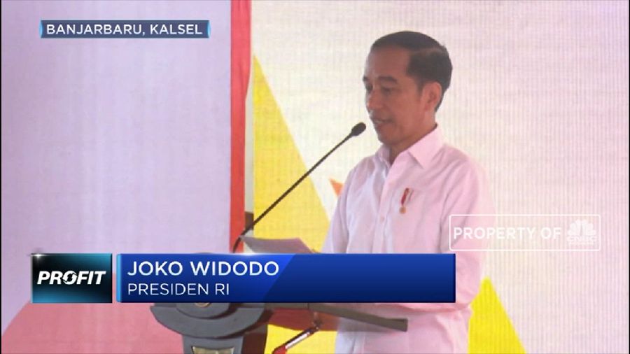 Draft omnibus law yang beredar menjamin perpanjangan kontrak tambang batu bara.
