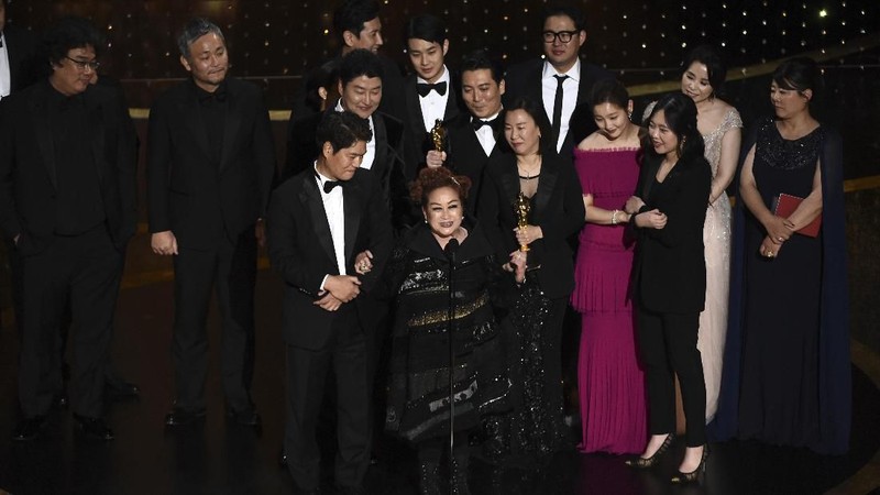 Film 'Parasite' Membawa Pulang 4 Piala Oscar 2020, jadi film pertama Korea Selatan Bahkan Asia yang sukses menangkan Piala Oscar 2020 di kategori Best Picture.