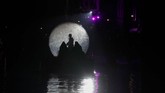 Karnaval Venesia tahun ini juga sebagai yang pertama menggunakan sistem berteknologi tinggi untuk menghitung jumlah wisatawan di daerah-daerah tertentu pada waktu tertentu. (AP Photo/Antonio Calanni)