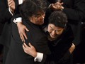 Pemeran Parasite Disambut Bagai Pahlawan Saat Tiba di Korsel