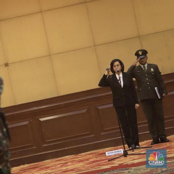 Momen Sri Mulyani Pimpin Serah Terima Jenazah JB Sumarlin