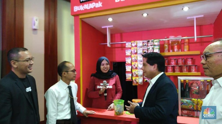 Kerjasama Bank Mandiri & Bukalapak untuk memberdayakan 1,5 juta warung Mitra Bukalapak menjadi Agen Layanan Keuangan Tanpa Kantor atau Laku Pandai. (CNBC Indonesia/Yuni Astutik) Kerjasama Bank Mandiri & Bukalapak untuk memberdayakan 1,5 juta warung Mitra Bukalapak menjadi Agen Layanan Keuangan Tanpa Kantor atau Laku Pandai. (CNBC Indonesia/Yuni Astutik)