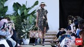 Tidak ada satupun sepatu berhak tinggi yang muncul di atas runway. Alih-alih flat sandals yang feminin, sang desainer Nonita Respati menampilkan sepatu sandal yang dipasangkan dengan kaos kaki berwarna-warni. (CNN Indonesia/Andry Novelino)