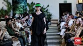 Purana menggunakan print dengan teknik dan motif batik yang dibuat dengan menggunakan kain dari serat alami. (CNN Indonesia/Andry Novelino)
