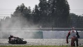 Pebalap Pramac Racing Jack Miller mengalami kecelakaan. Miller berada di posisi delapan terpaut 0,267 detik. (Mohd RASFAN / AFP)