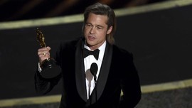Brad Pitt Singgung Pemakzulan Trump di Panggung Oscar 2020
