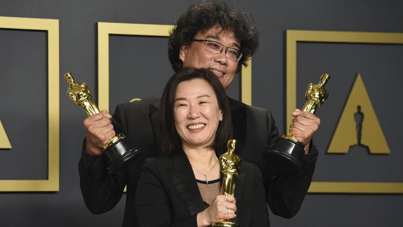 Film 'Parasite' Membawa Pulang 4 Piala Oscar 2020, jadi film pertama Korea Selatan Bahkan Asia yang sukses menangkan Piala Oscar 2020 di kategori Best Picture.