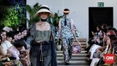 Gaun-gaun panjang yang ringan dengan berbagai variasi, seperti tabrakan tiga motif dalam satu tampilan terlihat terlalu ramai, namun seluruhnya dibuat dengan eksekusi jahitan yang baik. (CNN Indonesia/Andry Novelino)