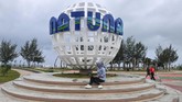 Wisatawan memanfaatkan WiFi gratis di Pantai Piwang, Natuna, Kepulauan Riau. Pemerintah Kabupaten Natuna menyediakan delapan titik WiFi gratis di tempat umum sebagai pemanfaatan fungsi Palapa Ring Barat yang sudah beroperasi. (ANTARA FOTO/M Risyal Hidayat)