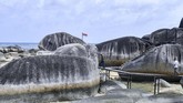 Bongkahan batu granit di Alif Stone Park, Desa Sepempang, Kabupaten Natuna, Provinsi Kepulauan Riau. (ANTARA FOTO/M Risyal Hidayat)