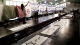 Para pekerja di pabrik pembuat bendera tersebut rata-rata menyatakan tidak mendukung pemerintahan AS dan Israel. (AP Photo/Ebrahim Noroozi)