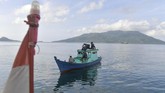 Kapal motor tiba di Dermaga Pelabuhan Selat Lampa, Natuna, Kepulauan Riau. Kapal motor pompom menjadi alat transportasi utama bagi warga Kepulauan Natuna untuk menyeberang antar pulau dengan tarif Rp15 ribu - Rp30 ribu tergantung jarak tempuh. (ANTARA FOTO/M Risyal Hidayat)
