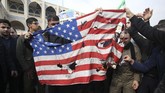 Hubungan AS dan Iran memburuk setelah Revolusi 1979. Rezim Shah Reza Pahlevi yang didukung AS ditumbangkan oleh kelompok garis keras Syiah yang dipimpin mendiang Ayatullah Ali Khumaini. (ATTA KENARE / AFP)