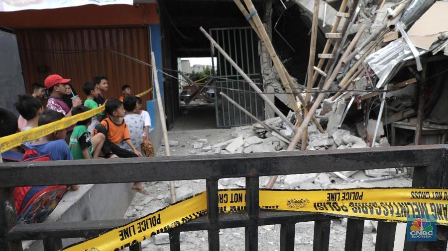 Sebuah ruko yang memiliki tiga lantai di Pisangan, Jakarta Timur, ambruk.