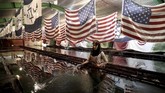 Bendera itu dibuat di sebuah pabrik yang berada di desa Heshmatieh, Kota Khomein, sebelah barat daya Ibu Kota Teheran. (AP Photo/Ebrahim Noroozi)