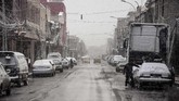 Kendaraan-kendaraan di jalan Sarjkhana, kota tertua di Irak tertutup salju. (Photo by Zaid AL-OBEIDI / AFP)