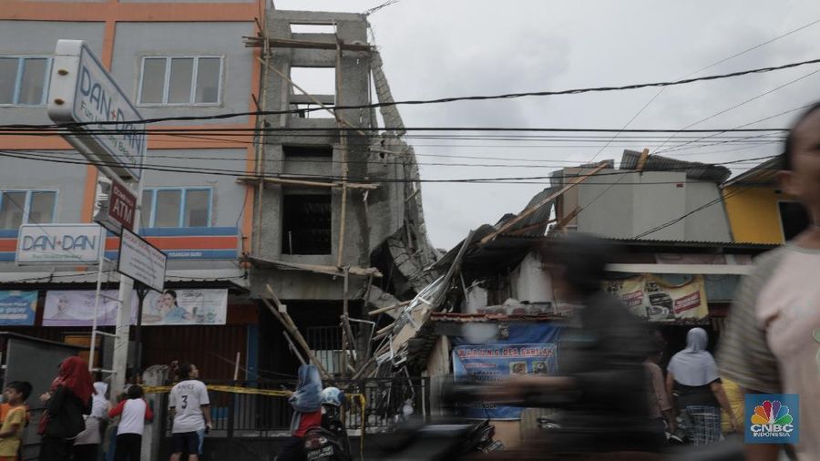 Sebuah ruko yang memiliki tiga lantai di Pisangan, Jakarta Timur, ambruk.