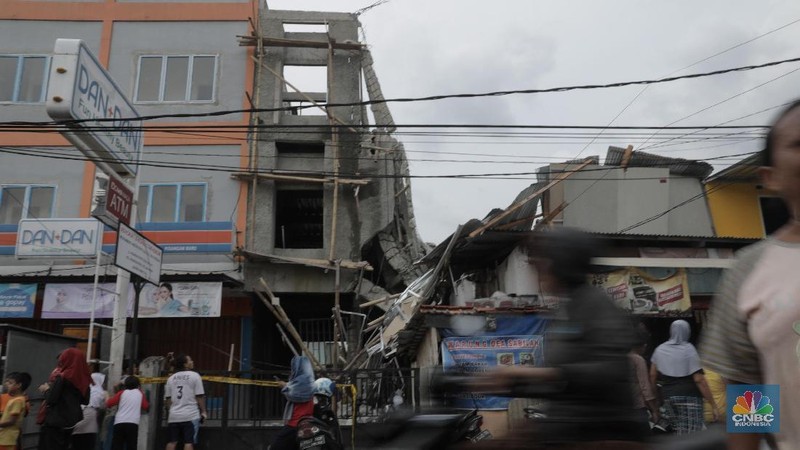 Sebuah ruko yang memiliki tiga lantai di Pisangan, Jakarta Timur, ambruk.