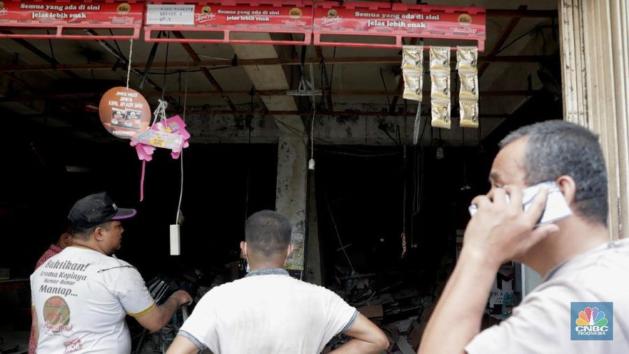 Sebuah ruko yang memiliki tiga lantai di Pisangan, Jakarta Timur, ambruk.
