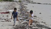 Anak-anak bermain di pantai kawasan Dermaga Pengadah, Natuna, Kepulauan Riau. (ANTARA FOTO/M Risyal Hidayat)