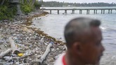 Warga di pesisir pantai Sepempang, Natuna, Kepulauan Riau. Menurut data Dinas Lingkungan Hidup Kabupaten Natuna, sejak musim angin utara mulai Desember 2019 sepanjang bibir pantai di Natuna dipenuhi oleh sampah plastik kiriman dari luar wilayah Indoenesia yang terbawa gelombang. (ANTARA FOTO/M Risyal Hidayat)