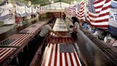 Pabrik tersebut bisa membuat 2.000 bendera AS dan Israel setiap bulan. (AP Photo/Ebrahim Noroozi)