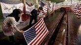 Pemilik pabrik bendera Diba Parcham, Ghasem Ghanjani, menyatakan dia tidak suka dengan pemerintahan AS. (AP Photo/Ebrahim Noroozi)
