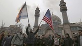 Sebagian penduduk Iran kerap membakar bendera Amerika Serikat dan Israel saat berunjuk rasa. (ATTA KENARE / AFP)