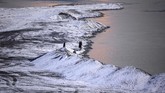 Warga kota Mosul mencoba mengabadikan tepian sungai Tigris yang tertutup salju. (Photo by Zaid AL-OBEIDI / AFP)