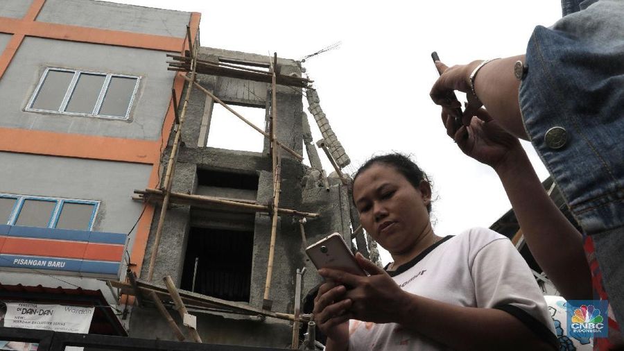 Sebuah ruko yang memiliki tiga lantai di Pisangan, Jakarta Timur, ambruk.
