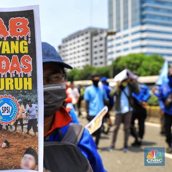 Mengintip Poster-Poster Curhat Colongan Buruh Saat Demo DPR