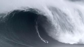 Nazare Tow Surfing Challenge dipersembahkan oleh World Surf League. Sebanyak 19 surfer dunia diundang bertanding dalam ajang ini. Dua di antaranya peselancar wanita. (AP Photo/Armando Franca)