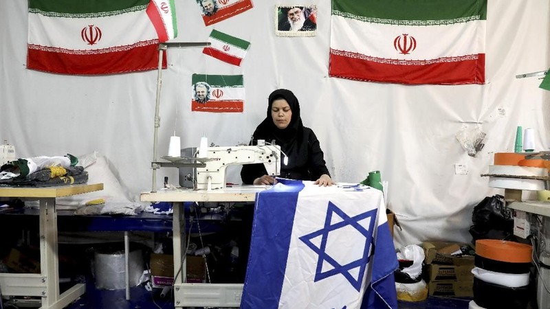 Di Iran ada pabrik yang khusus membuat bendera AS dan Israel. Bendera-bendera tersebut dipakai saat unjuk rasa untuk dibakar.