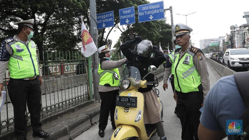 Petugas kepolisian kembali menggelar razia di jalur bus Transjakarta, Jalan Sultan Agung, Manggarai, Jakarta, Rabu (12/2/2020).