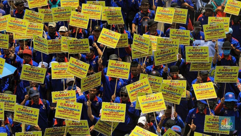 Massa Buruh Gabungan Dari Serikat Pekerja Jabodetabek dan Jawa Barat Berdemo di Depan Gedung DPR/MPR.