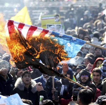 Warga Iran Peringati Revolusi, Bendera AS Dibakar