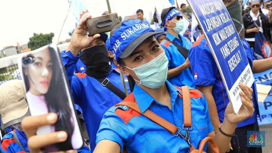 Pengusaha maupun buruh masih berhati-hati menanggapi soal substansi RUU omnibus law yang hari ini diserahkan ke DPR.