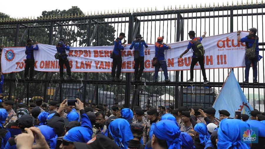 Demo buruh hari ini di depan DPR yang menolak Omnibus law sempat diwarnai kericuhan.