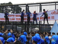 Demo Buruh Hari ini Lawan Omnibus Law di DPR Ricuh