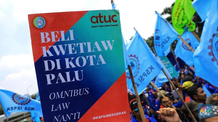 Massa Buruh Gabungan Dari Serikat Pekerja Jabodetabek dan Jawa Barat Berdemo di Depan Gedung DPR/MPR.