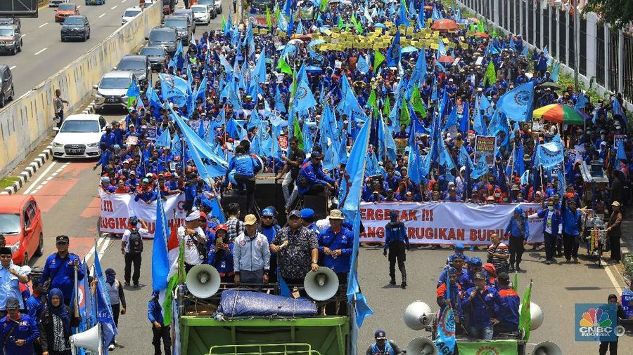 Aksi Ribuan Buruh Tolak Omnibus Law Cipta Lapangan Kerja di Depan Gedung DPR. (CNBC Indonesia/Andrean Kristianto)