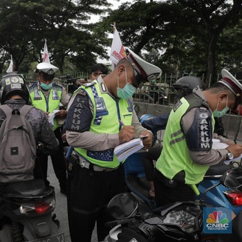 Bandel! Pengendara Motor ini Ramai-ramai Terobos Busway