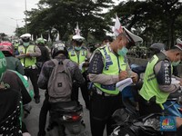 Bandel! Pengendara Motor ini Ramai-ramai Terobos Busway