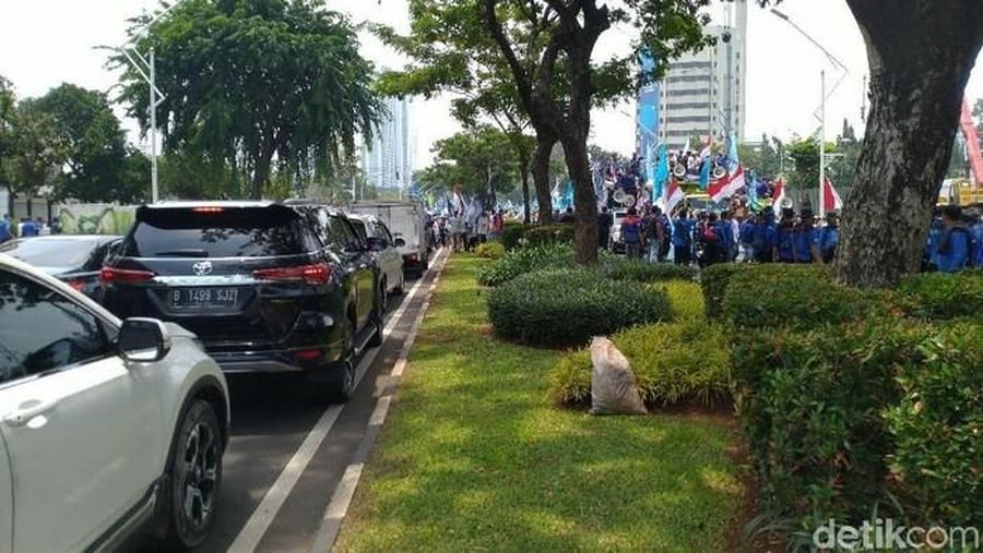 Omnibus law cipta lapangan kerja ditolak buruh.
