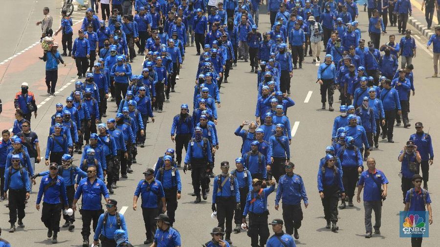Massa Buruh Gabungan Dari Serikat Pekerja Jabodetabek dan Jawa Barat Berdemo di Depan Gedung DPR/MPR.