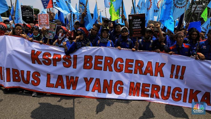 Massa Buruh Gabungan Dari Serikat Pekerja Jabodetabek dan Jawa Barat Berdemo di Depan Gedung DPR/MPR.