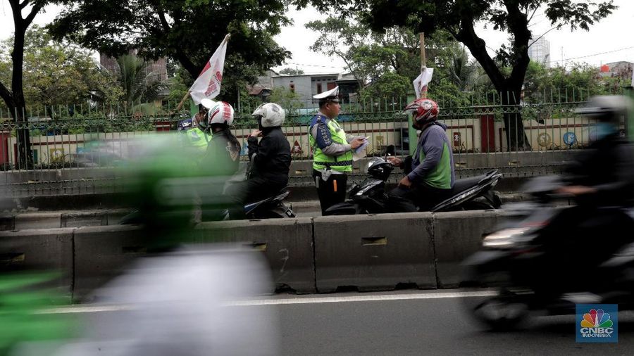 Petugas kepolisian kembali menggelar razia di jalur bus Transjakarta, Jalan Sultan Agung, Manggarai, Jakarta, Rabu (12/2/2020).